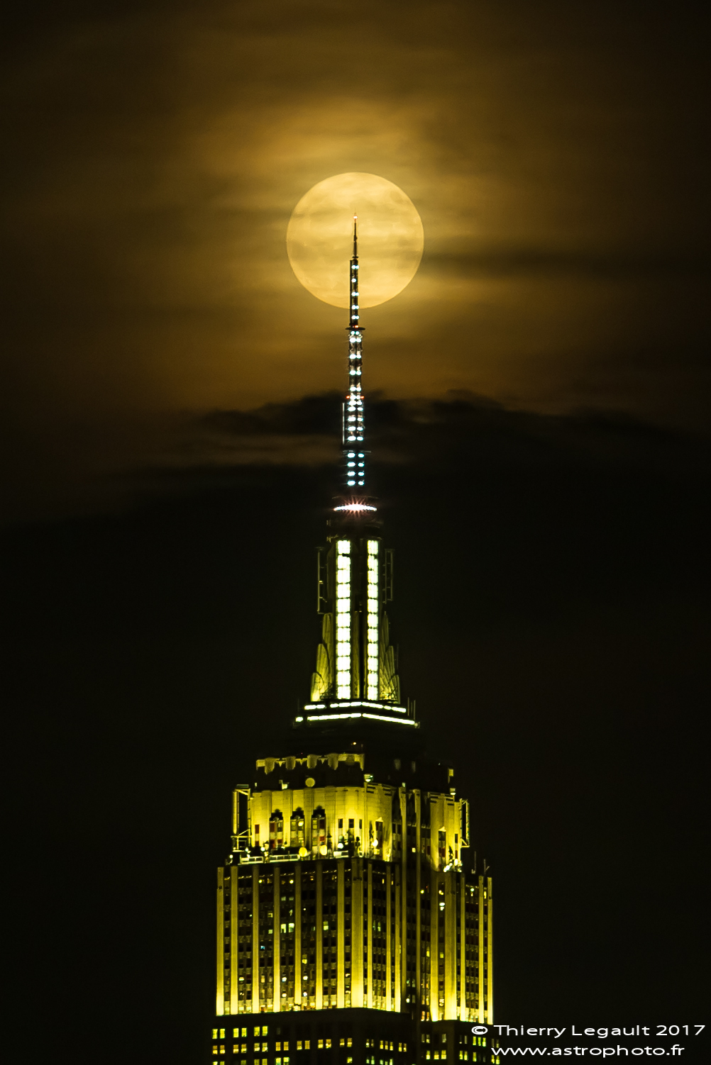 fullmoon_empirestatebuilding_vertical100